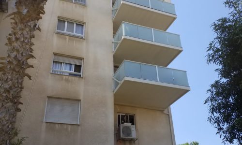 מבט על חזית בניין לאחר התקנת המרספות התלויות